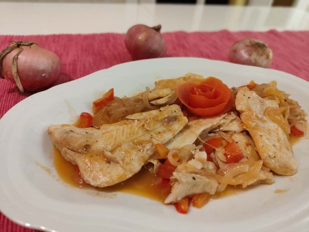 Merluza encebollada